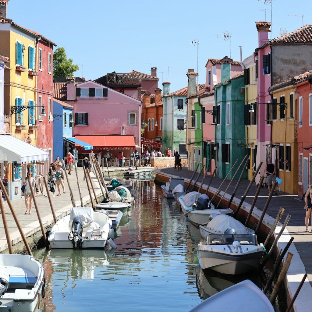 A group of boats that are sitting in the water